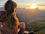 山の上でコーヒーを飲む人の写真