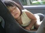 車で子供が眠っている写真