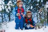 雪の中で遊ぶ子供の写真
