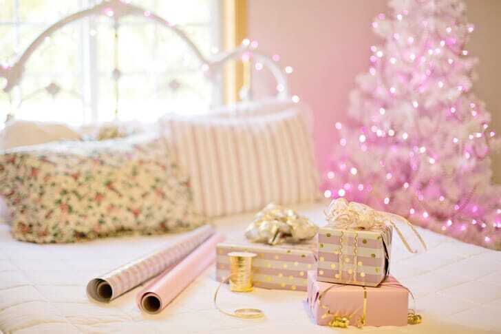 ピンクのクリスマスツリーが部屋の奥に置かれている写真