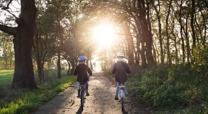 中学生向け自転車ヘルメットおすすめ9選 通学に便利な白いヘルメットも紹介