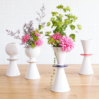 おしゃれな陶器製の一輪挿しおすすめ12選 花が映えるかわいい花瓶やフラワーベースを紹介