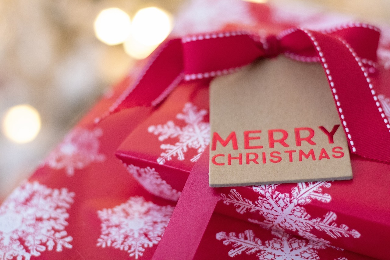 メリークリスマスと英字で書かれたプレートが付いたラッピングボックスの画像