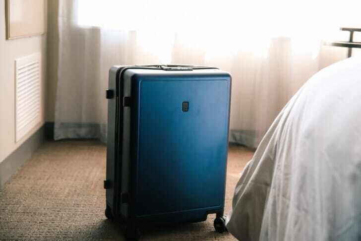 部屋にスーツケースが置かれている写真