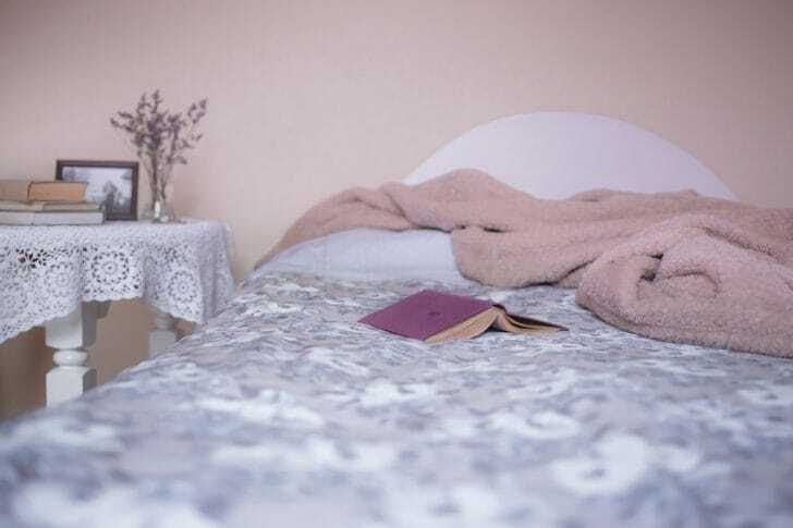 ベッドの上に本が置かれている画像
