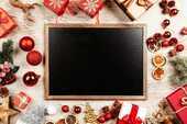 黒板の周りにクリスマスのギフトが置いてある写真