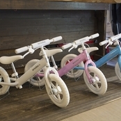 ストライダーだけじゃない 人気のキックバイク11選 ブレーキ付きも紹介