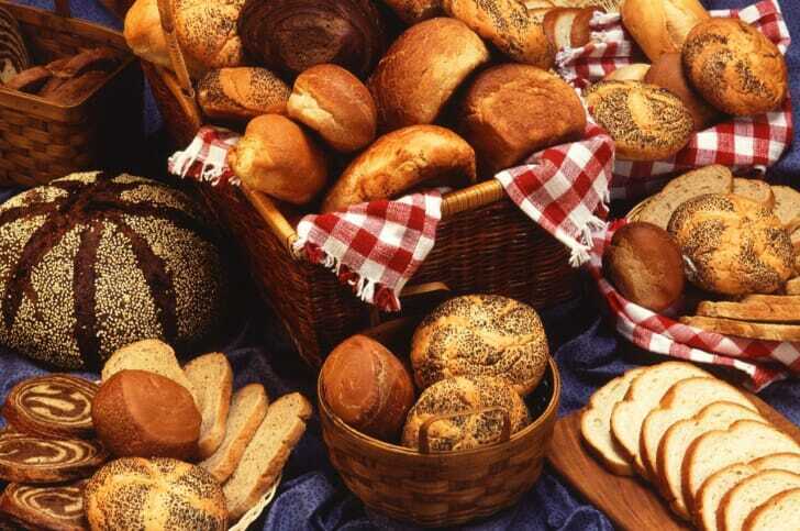 色々な種類のパンが入ったバスケットの写真