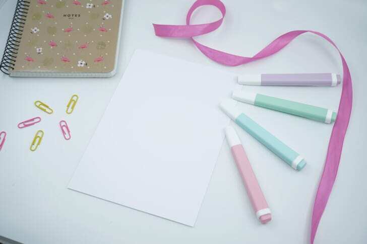 白紙のメッセージカードとカラーペンの写真