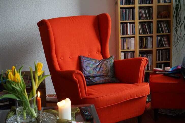 赤いソファがリビングに置いてある画像