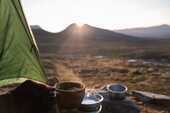 キャンプでコーヒーを飲んでいる画像