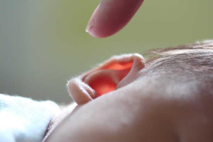 小さな子供の耳の写真