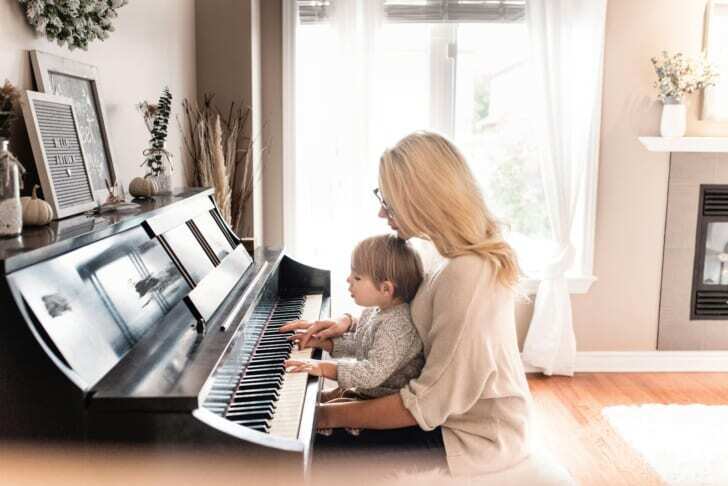 習い事でピアノを弾く子供と先生の写真