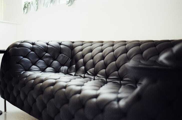 黒の革製ソファーが写っている写真