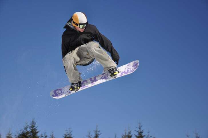 スノーボードをしている男性の写真