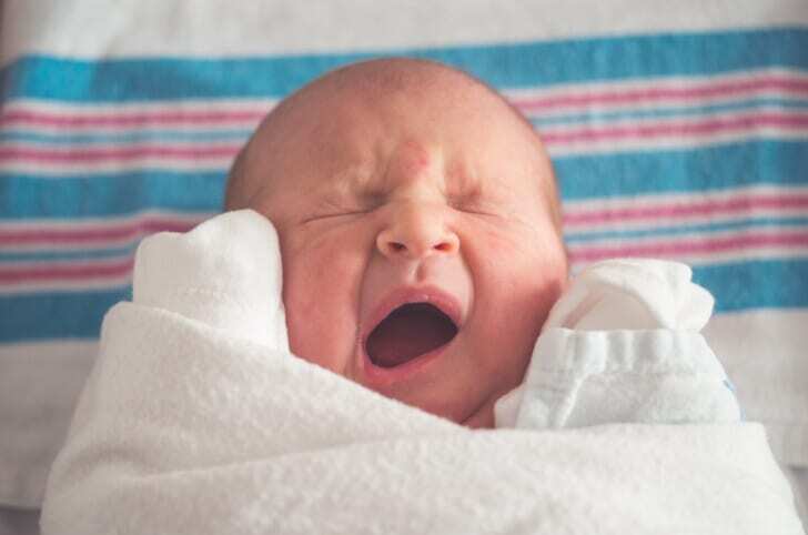あくびをする赤ちゃんの写真