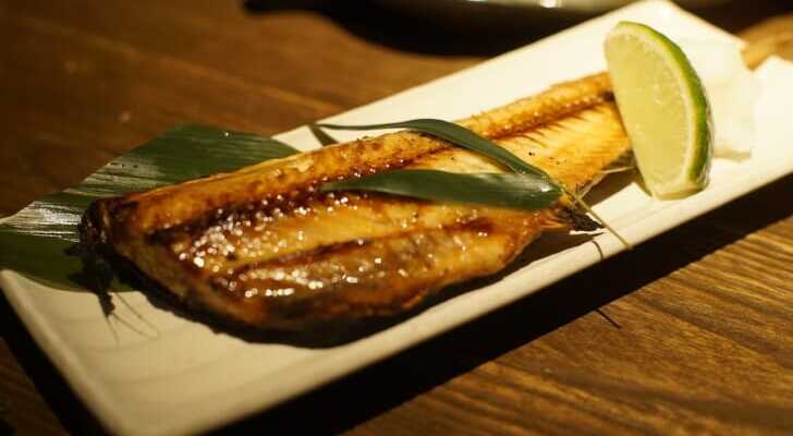 皿に盛られた焼き魚の写真
