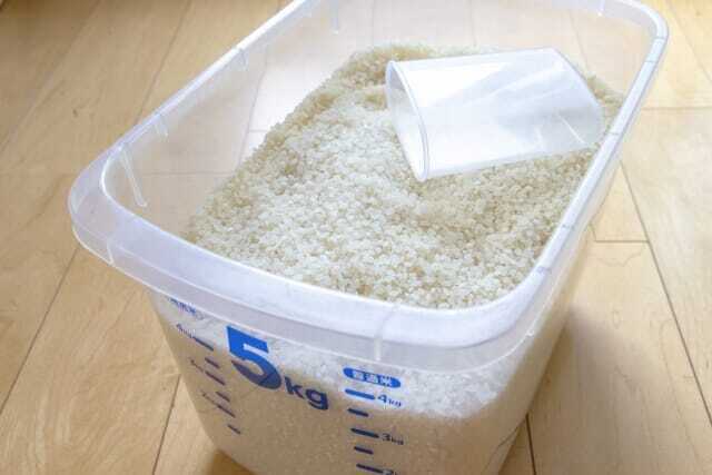 米びつに入った米の写真