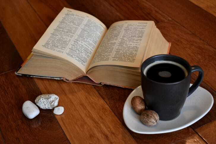 辞書とコーヒーを並べた写真