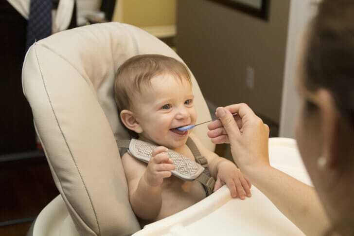 離乳食を食べる赤ちゃんの写真