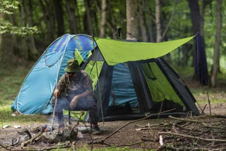 森の中でキャンプをする人間の写真