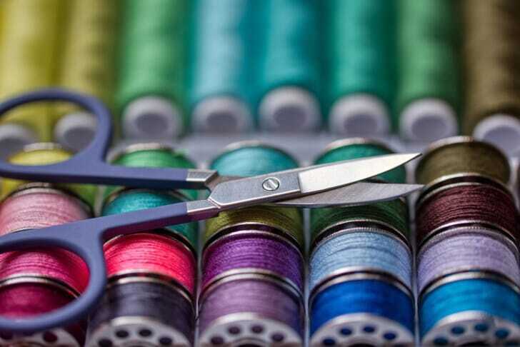 裁縫ばさみと糸の画像