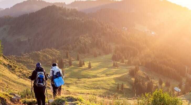 二人の人が登山している写真