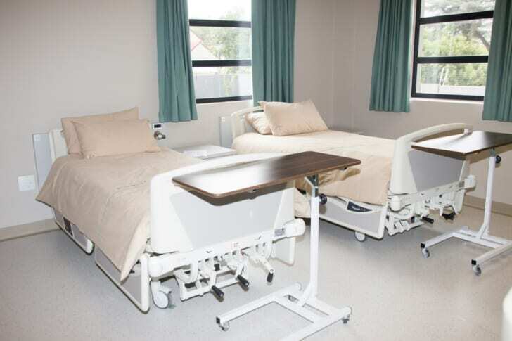 窓がある病室とベッドの写真