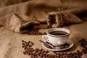 コーヒー豆とコーヒーの写真