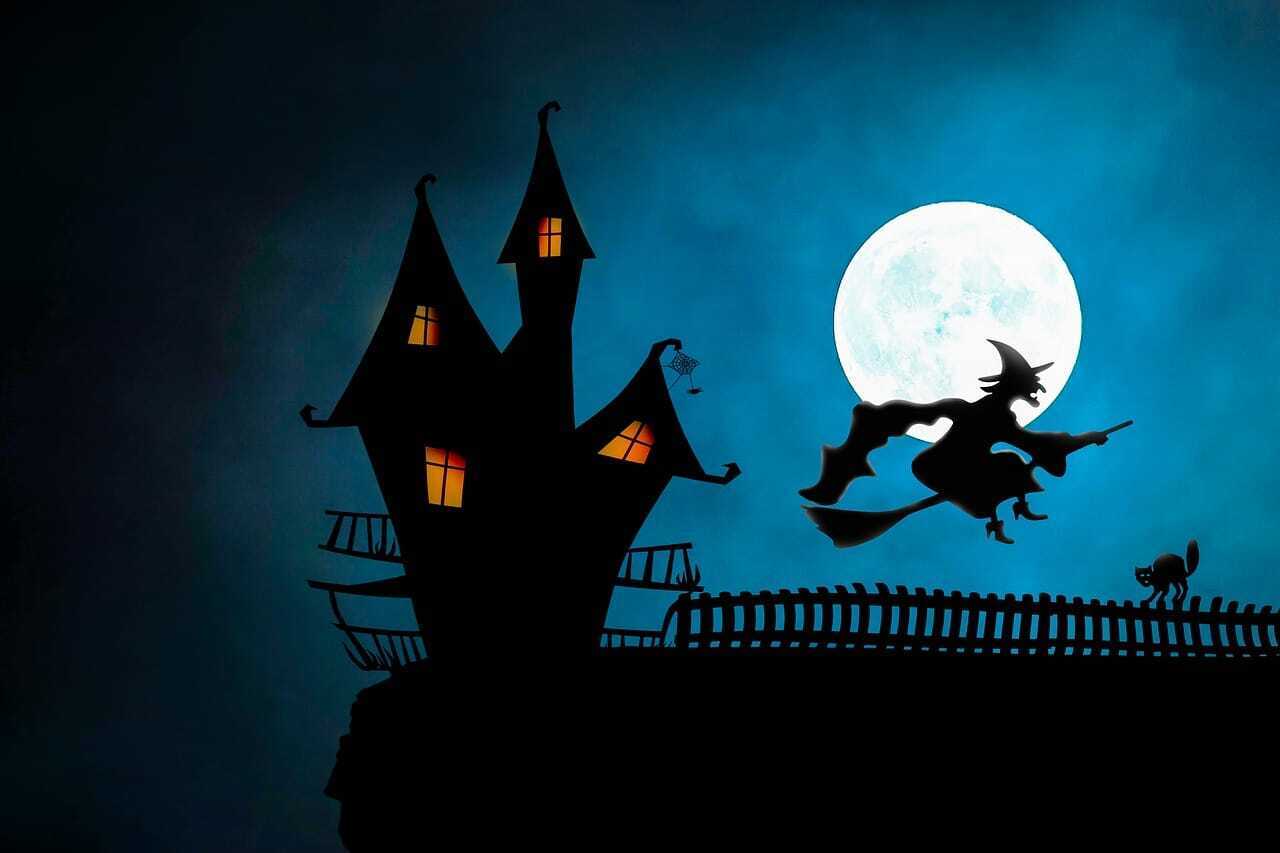 魔女が月夜を飛ぶハロウィンの写真