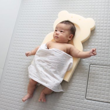 パパママ一人で赤ちゃんをお風呂に入れるのに便利なおすすめバスマット4選 体にフィットするタイプ