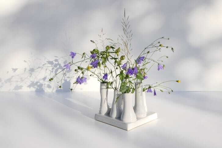 紫の小花を生けた花瓶の写真