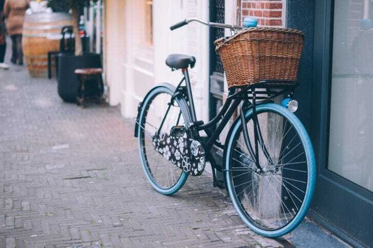ラタン素材のカゴの自転車の写真