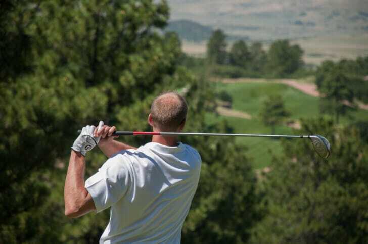 ゴルフをしている男性の写真