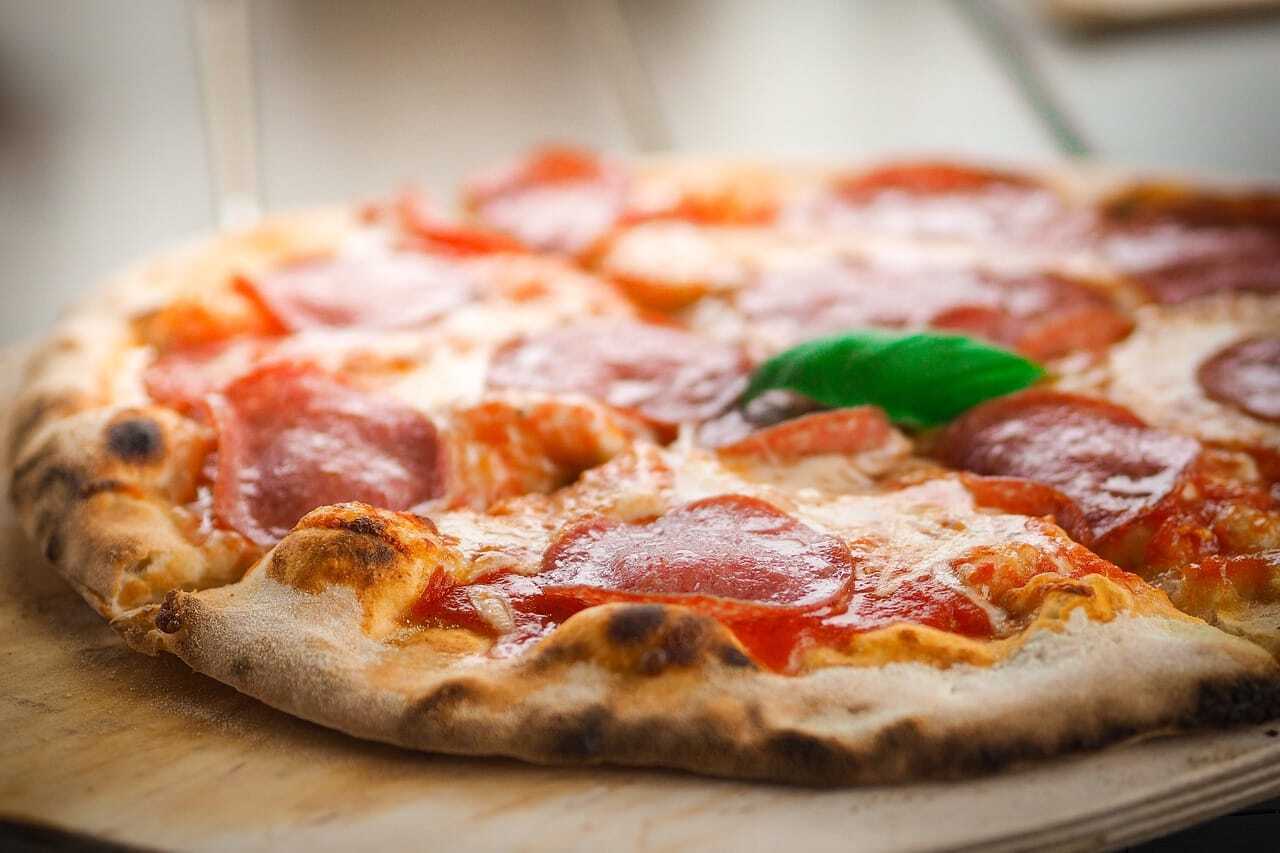 トマトソースのピザの写真