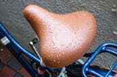 雨に濡れた自転車の写真