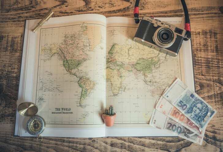 短期留学や旅行をイメージさせる、世界地図やカメラの写真