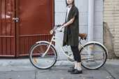 おしゃれな自転車で街乗りしている女性の写真