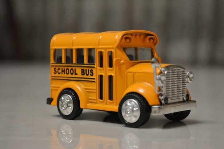アーニャが通うイーデン校のスクールバス風のミニカーの写真