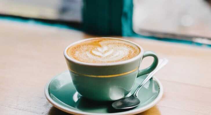 グリーンのコーヒーカップセットが机の上にある写真