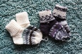 毛糸編みの赤ちゃん用靴下の写真