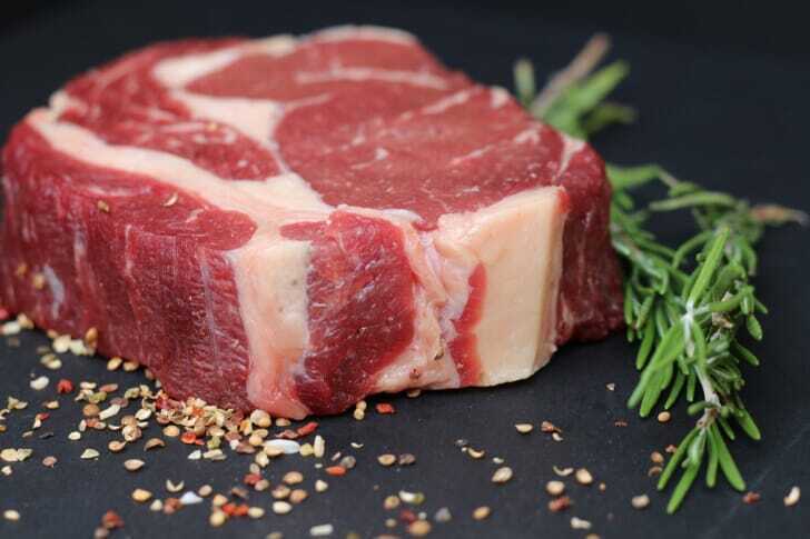 分厚いステーキ用の肉の写真