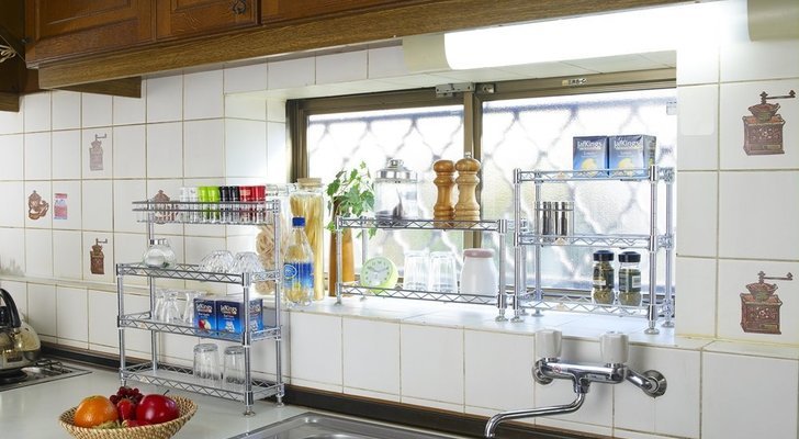 キッチンのおしゃれなスチールラック実例とおすすめパーツを紹介 スペースに合わせて組める収納アイデア