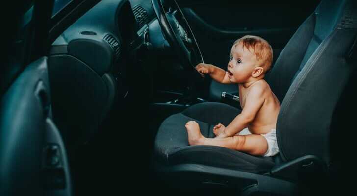 子供が車のシートに座っている
