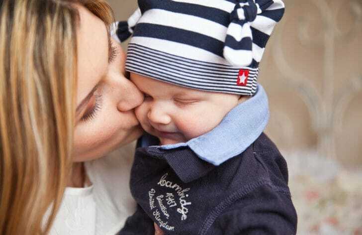 赤ちゃんにママがキスしている写真