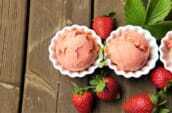 苺とイチゴ味のアイスクリームが並べられた写真