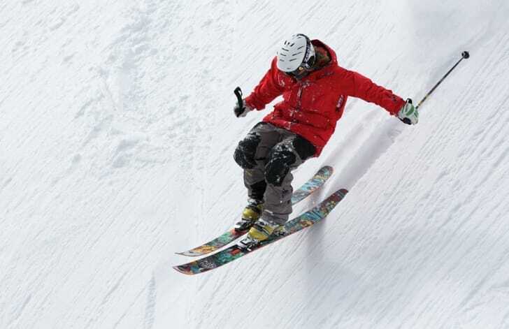 スキーをしている男性の写真