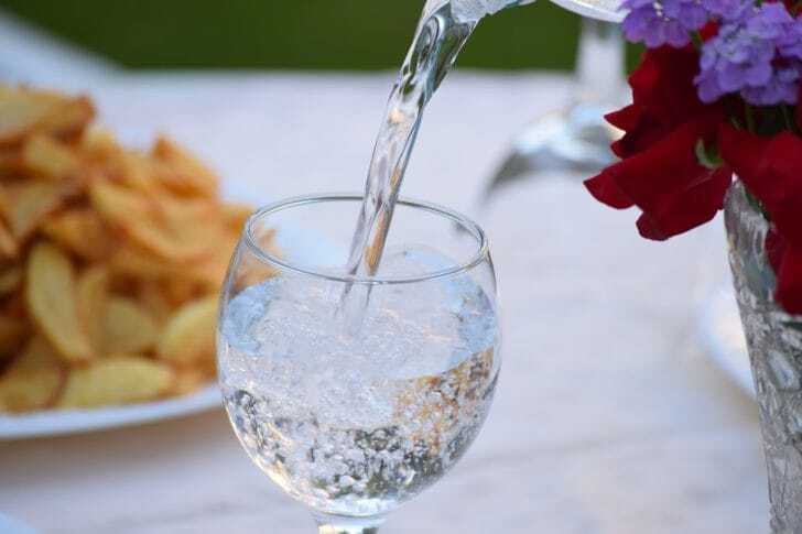 グラスに水が注がれている画像