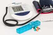 ピルケースと血圧計の写真