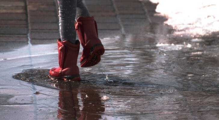 雨の日の靴におすすめ防水シューズカバー9選 シリコンや使い捨て